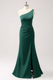 Vestido largo de dama de honor de satén de un hombro verde oliva