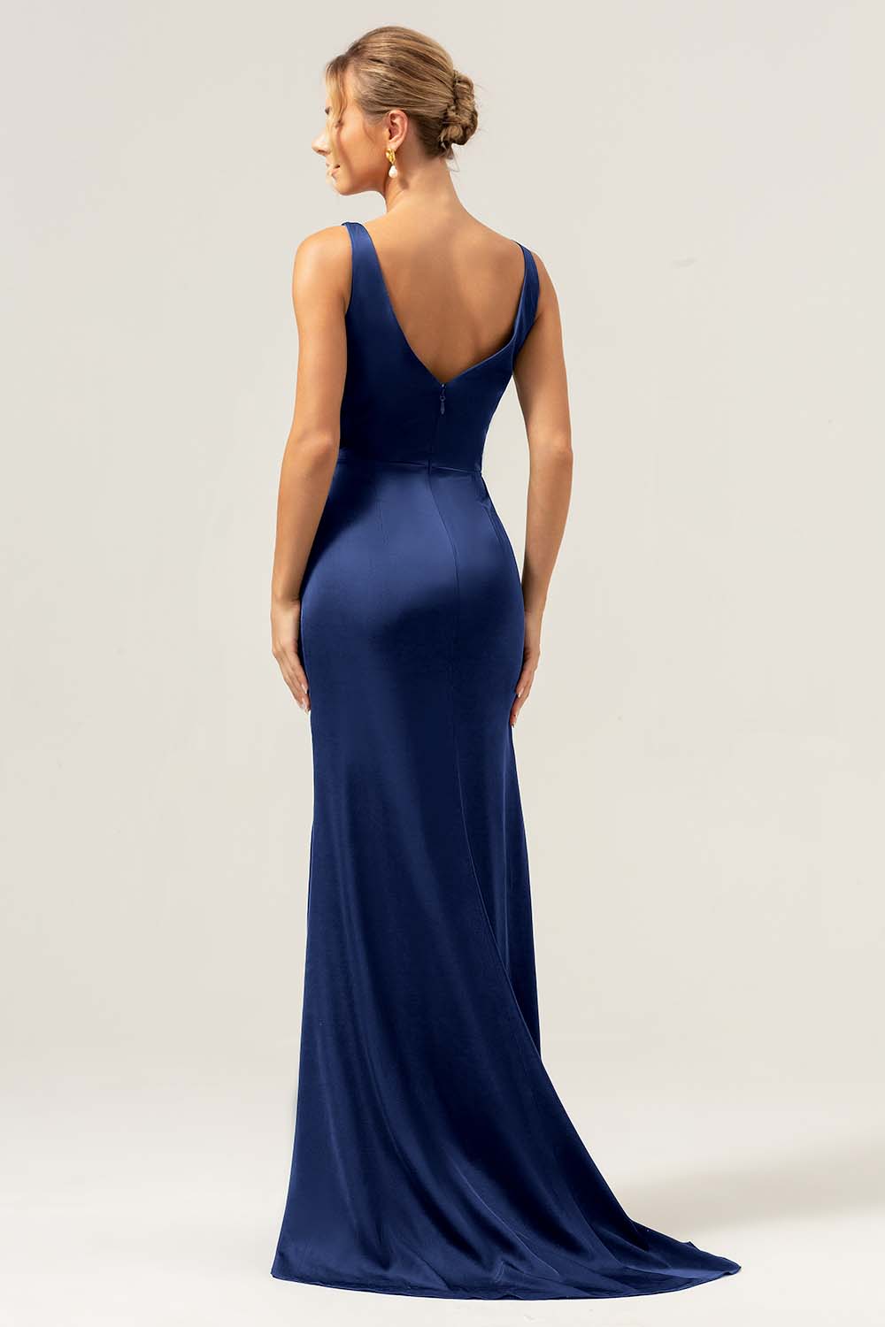 Vaina verde oscuro con escote en V Vestido de dama de honor fruncido alto-bajo con abertura