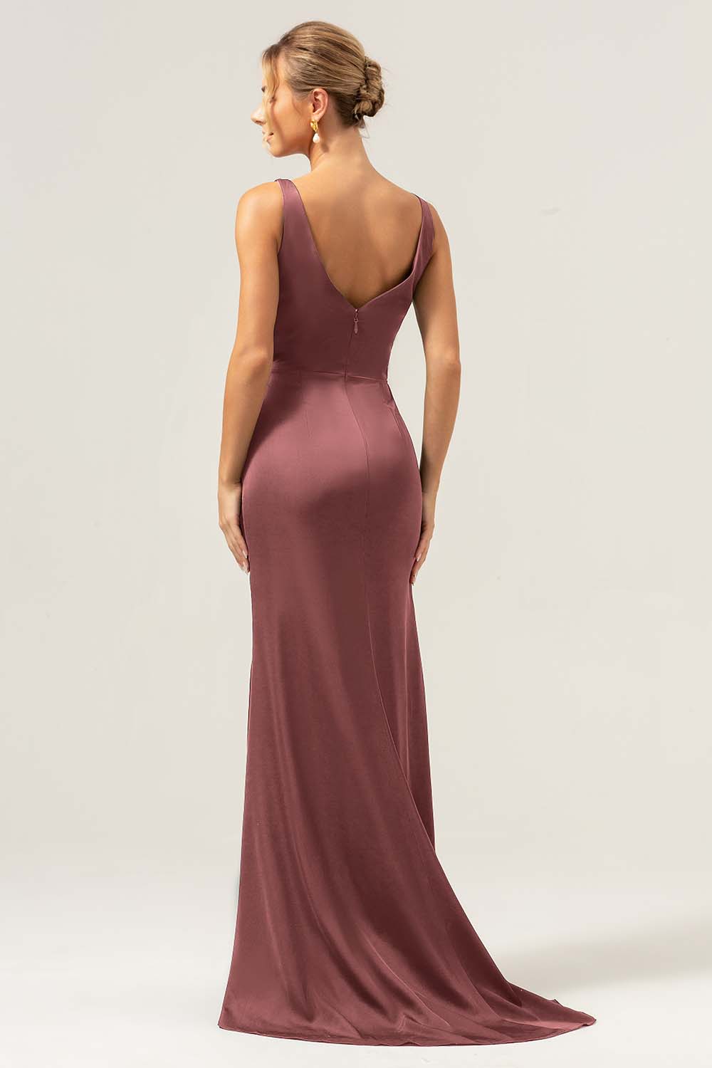 Vaina verde oscuro con escote en V Vestido de dama de honor fruncido alto-bajo con abertura