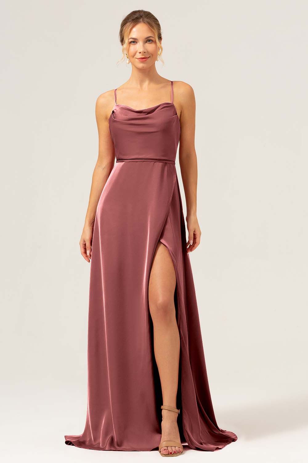Vestido de dama de honor largo de satén satinado con abertura de línea A de color Rojo oscuro