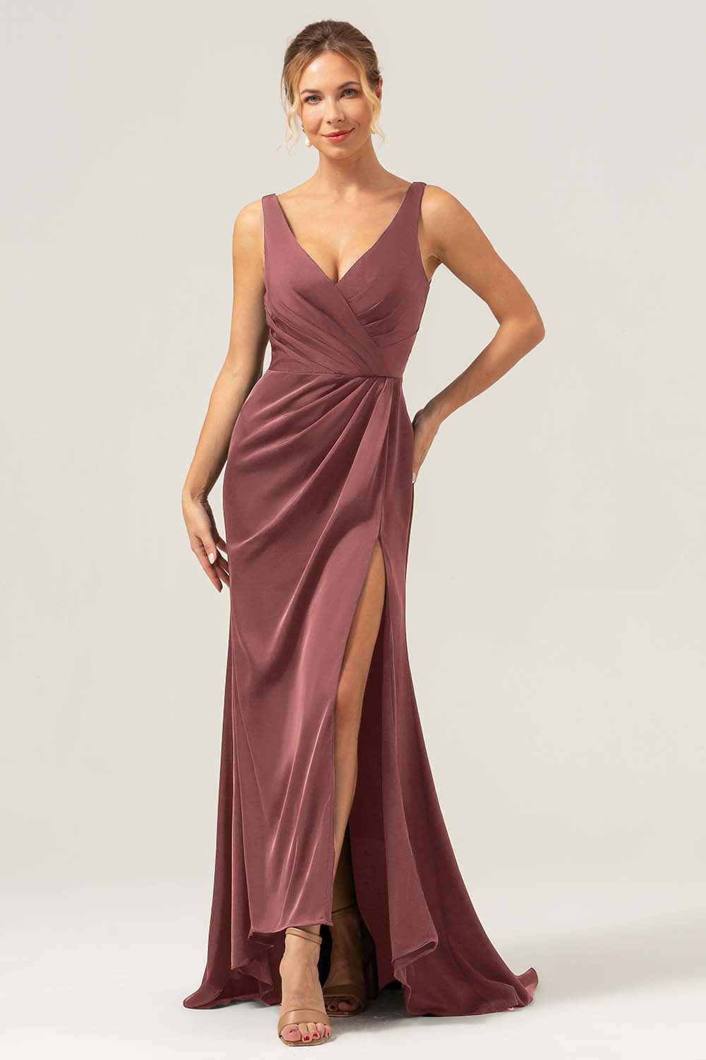 Vaina verde oscuro con escote en V Vestido de dama de honor fruncido alto-bajo con abertura