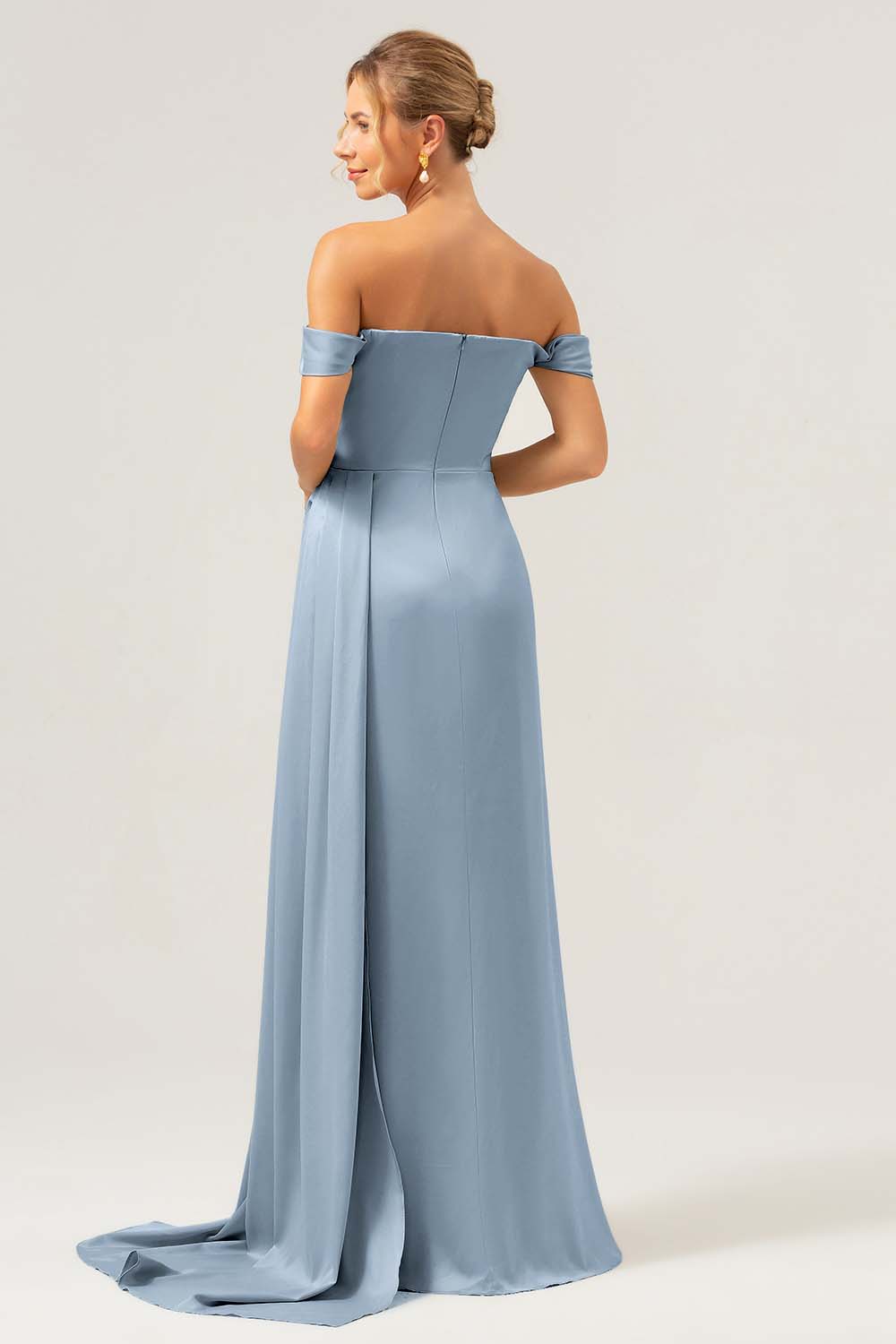 Sirena sabia con hombros plisados Vestido de dama de honor de satén con abertura