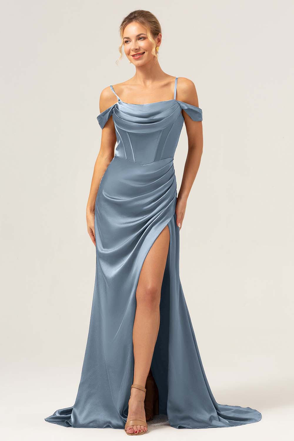 Vestido largo de dama de honor con corsé fruncido de hombro frío de sirena de café con abertura
