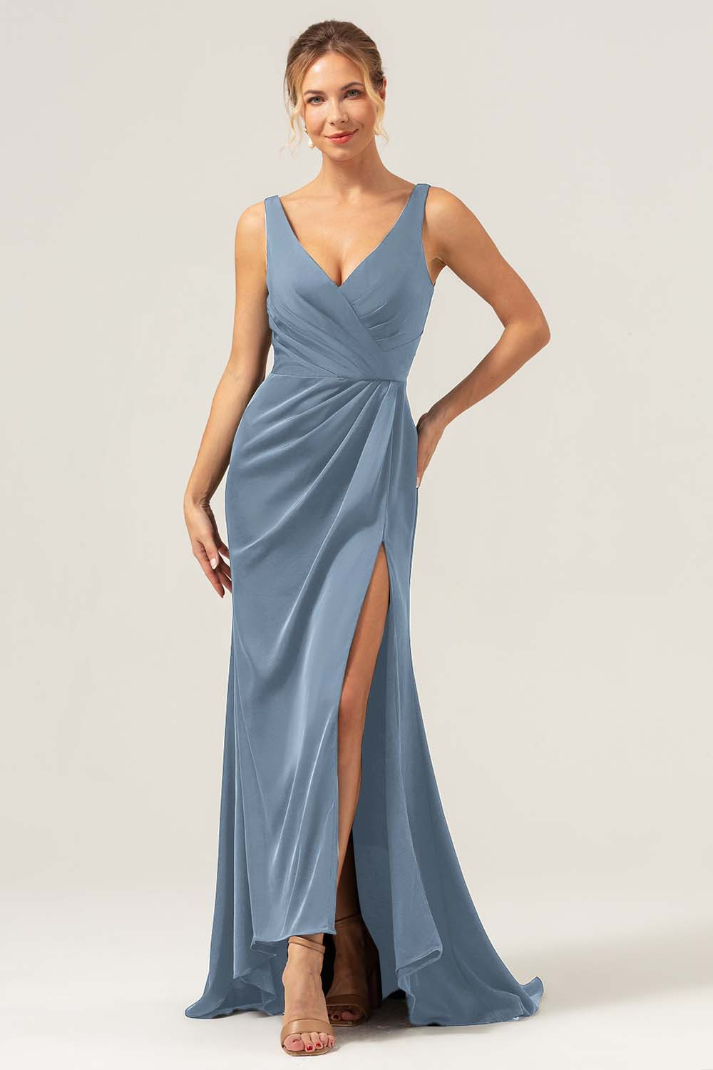 Vaina verde oscuro con escote en V Vestido de dama de honor fruncido alto-bajo con abertura