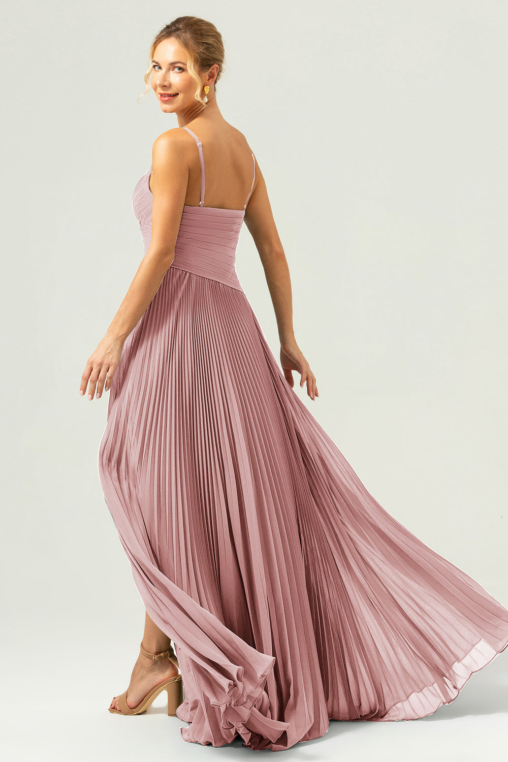 Vestido de dama de honor de eucalipto de gasa plisada con abertura de tirantes de espagueti de línea A