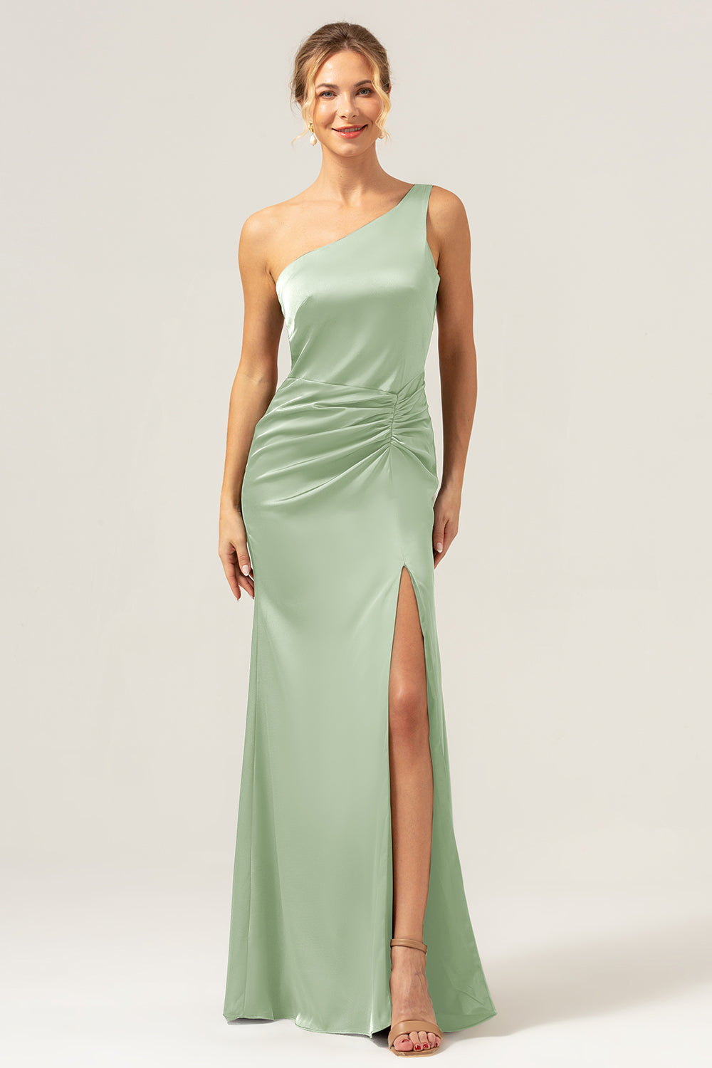 Vestido de dama de honor largo de satén sin espalda de sirena verde oliva de un hombro