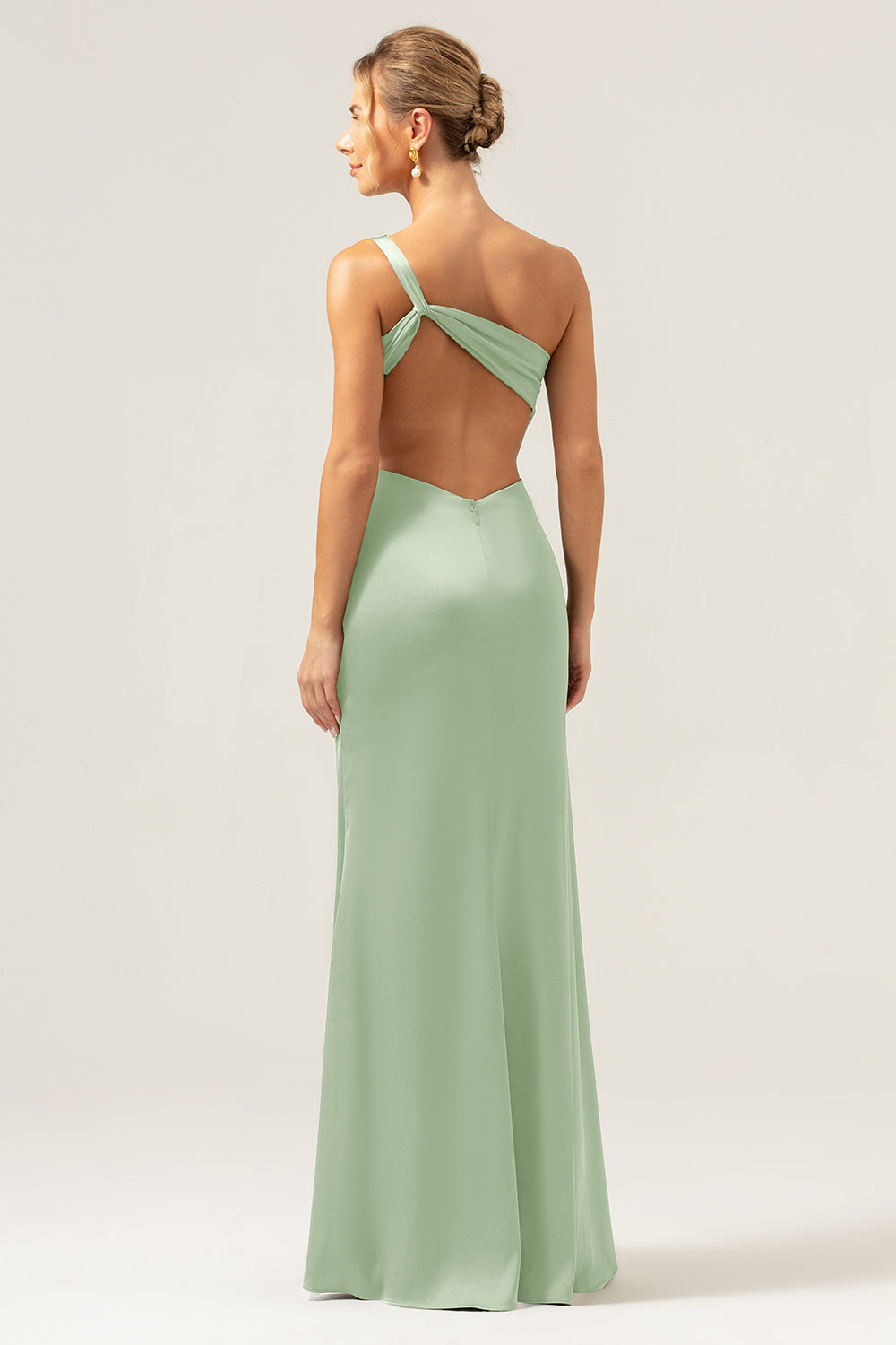 Vestido de dama de honor largo de satén sin espalda de sirena verde oliva de un hombro