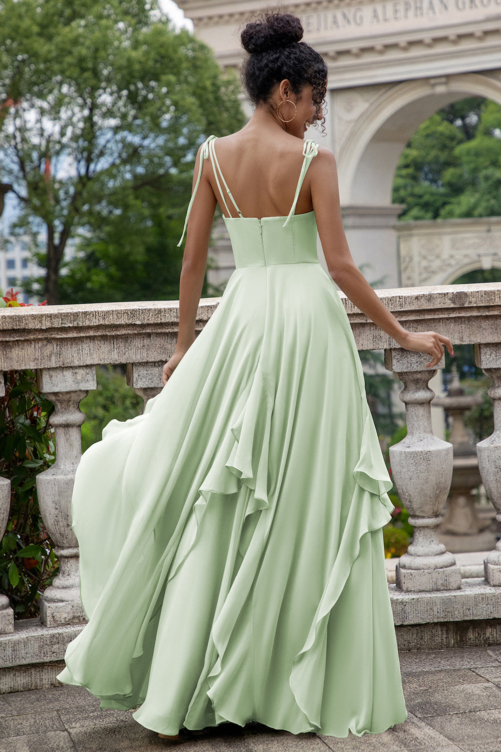 Vestido largo de dama de honor con tirantes de espagueti de línea Matcha A con volantes
