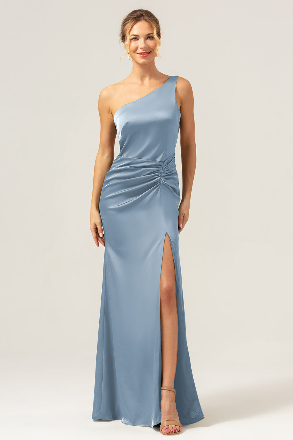 Vestido de dama de honor largo de satén sin espalda de sirena verde oliva de un hombro