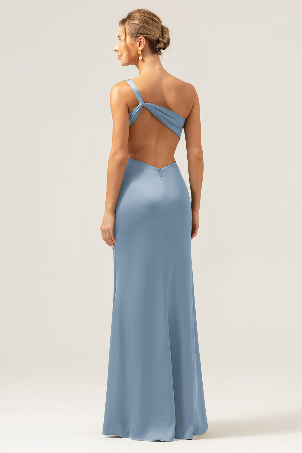 Vestido de dama de honor largo de satén sin espalda de sirena verde oliva de un hombro