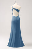 Vestido largo de dama de honor de satén de un hombro verde oliva