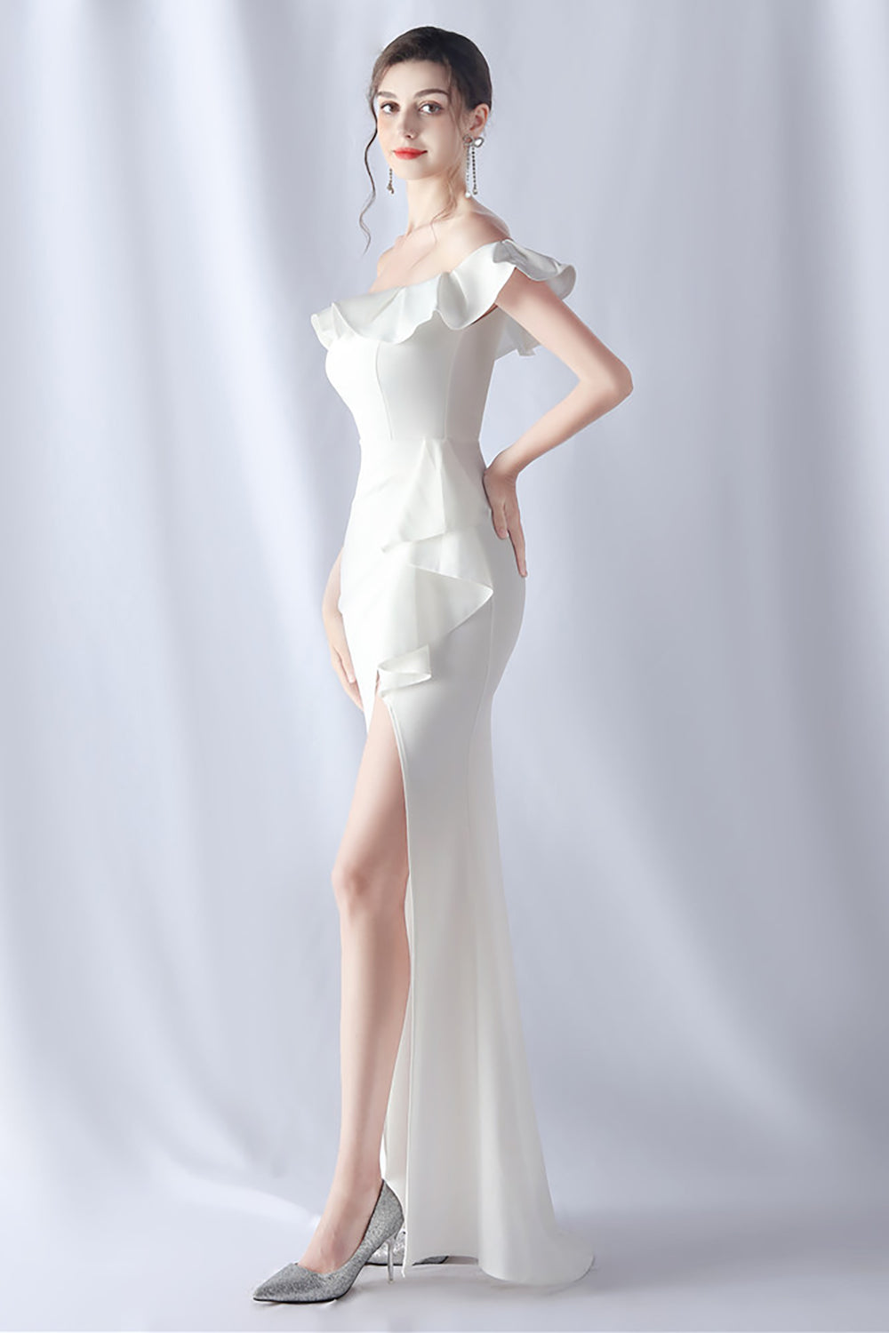 Vestido formal largo de sirena burdeos con hombros descubiertos y volantes