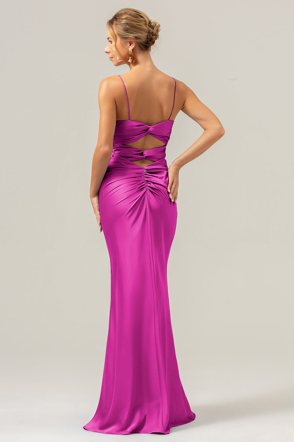 Tirantes de espagueti de sirena hueco en la parte delantera de torsión Salvia Polvorienta vestido de dama de honor