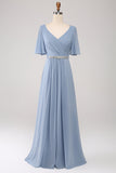 Vestido largo de dama de honor azul empolvado de gasa de una línea con cintura de cuentas
