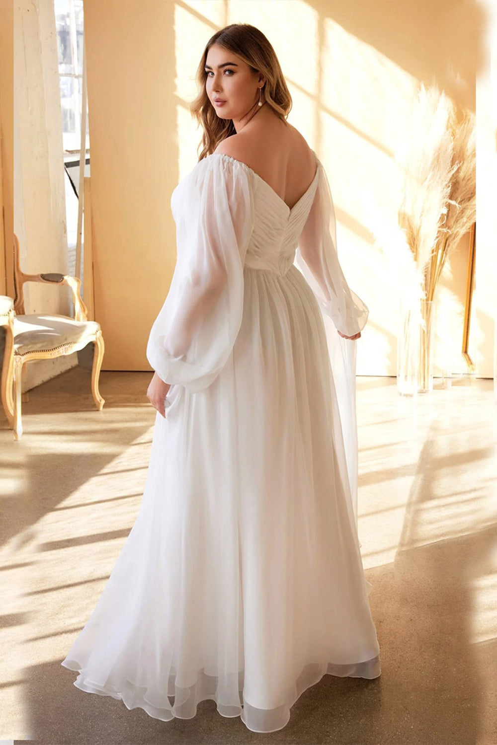 Vestido de fiesta de boda fruncido de manga larga con hombros descubiertos en línea A blanco
