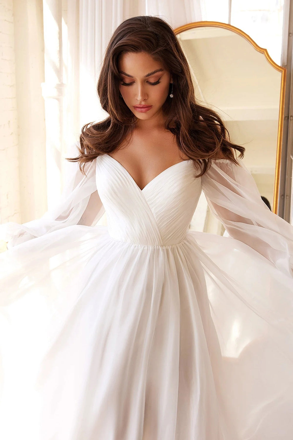 Vestido de fiesta de boda fruncido de manga larga con hombros descubiertos en línea A blanco