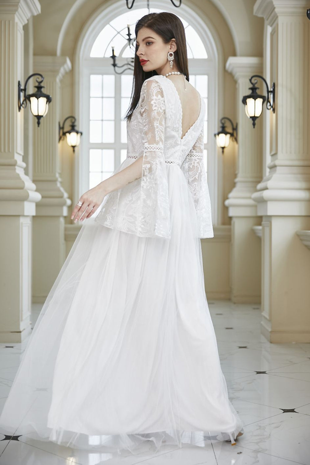 Vestido largo de fiesta de boda con mangas acampanadas de encaje con cuello en V blanco