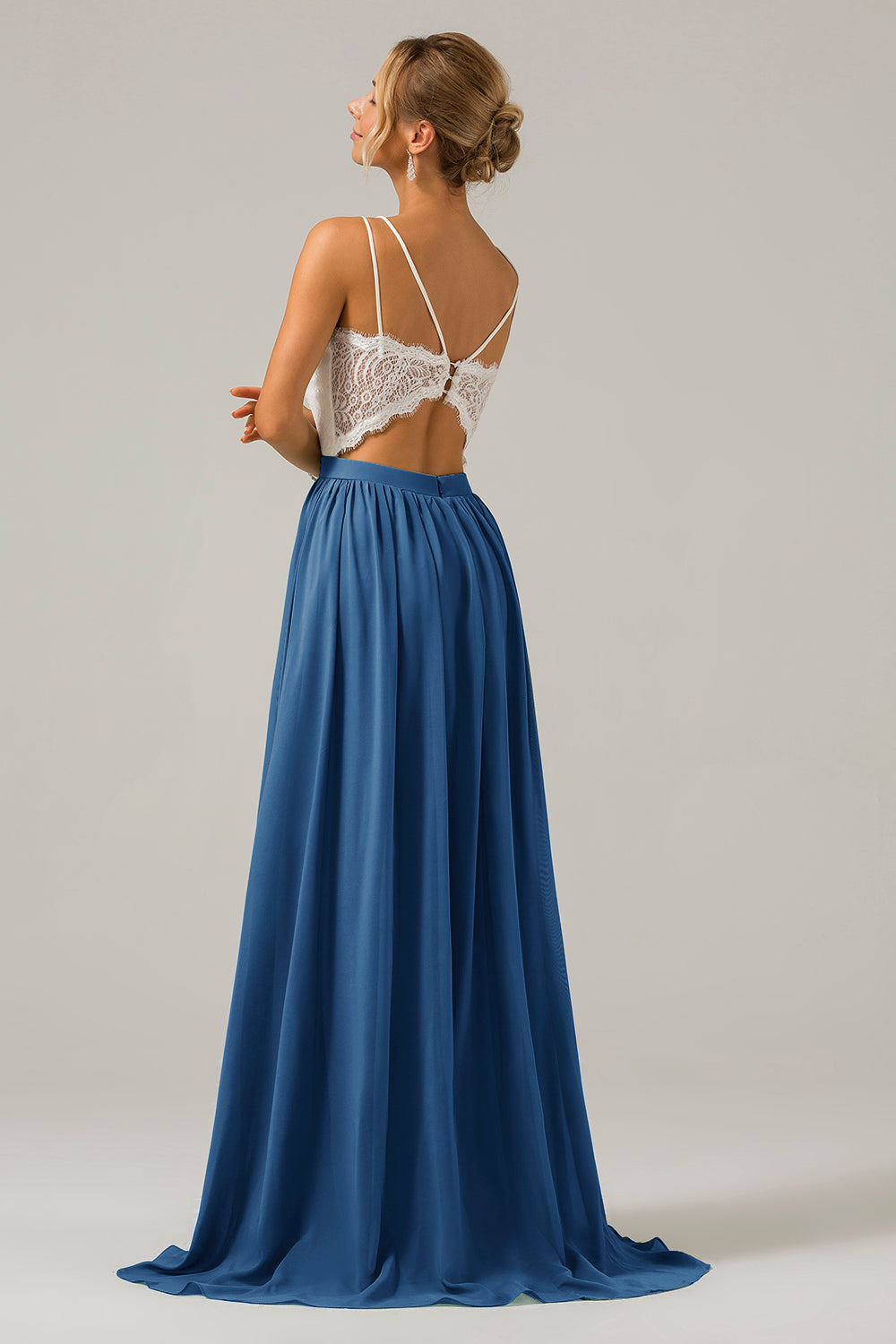 Vestido de dama de honor largo de gasa boho con espalda abierta de azul polvoriento con encaje