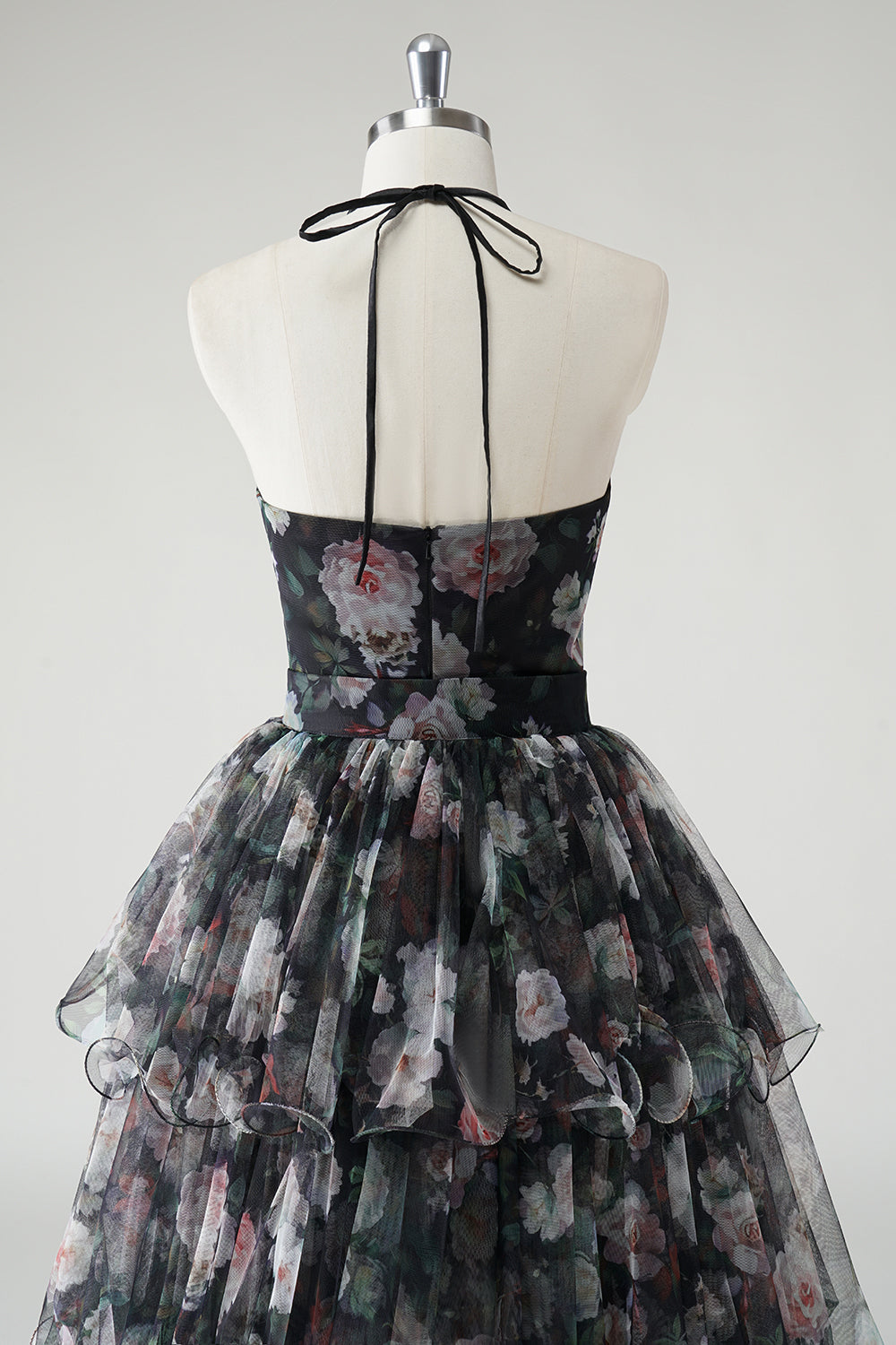 Vestido de invitada de boda floral halter escalonado negro de una línea con dobladillo desmontable