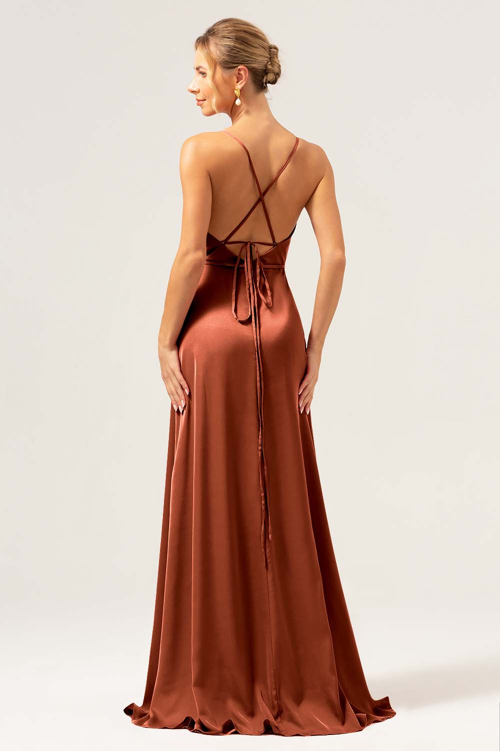 Vestido de dama de honor largo de satén satinado con abertura de línea A de color Eucalipto