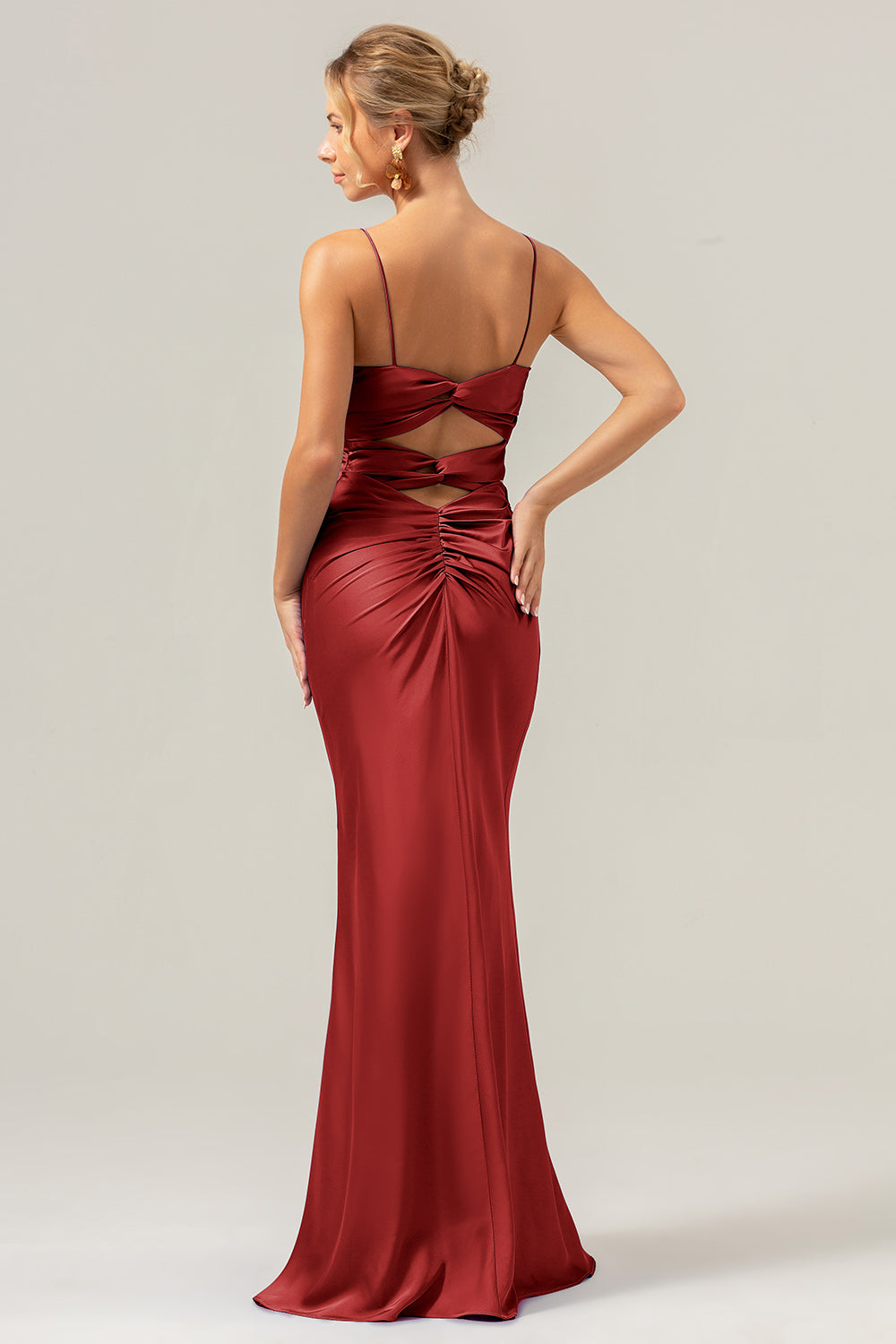 Tirantes de espagueti de sirena hueco en la parte delantera de torsión Salvia Polvorienta vestido de dama de honor