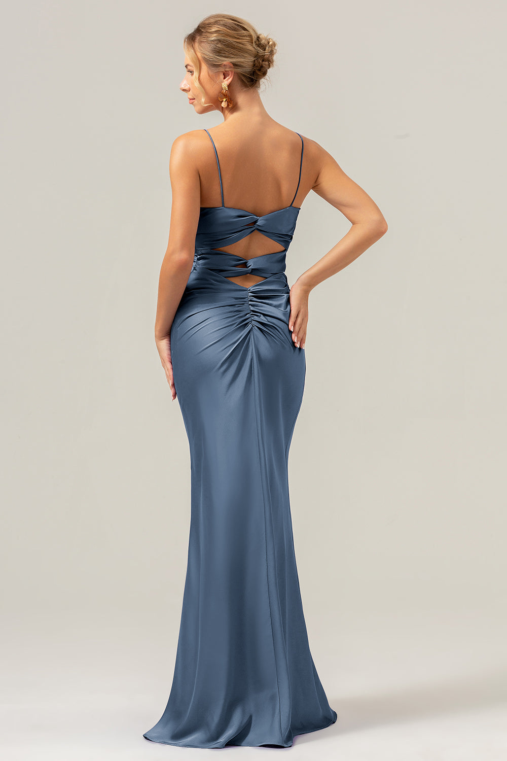 Tirantes de espagueti de sirena hueco en la parte delantera de torsión Salvia Polvorienta vestido de dama de honor