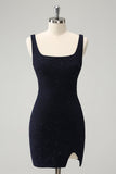 Vestido de cóctel ajustado con cuello cuadrado y abertura en azul oscuro brillante