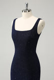 Vestido de cóctel ajustado con cuello cuadrado y abertura en azul oscuro brillante