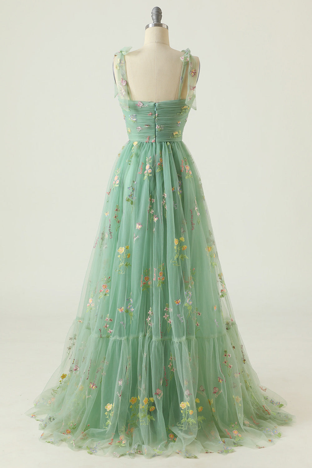 Vestido de fiesta largo fruncido con tirantes finos de tul verde con tirantes finos y bordados