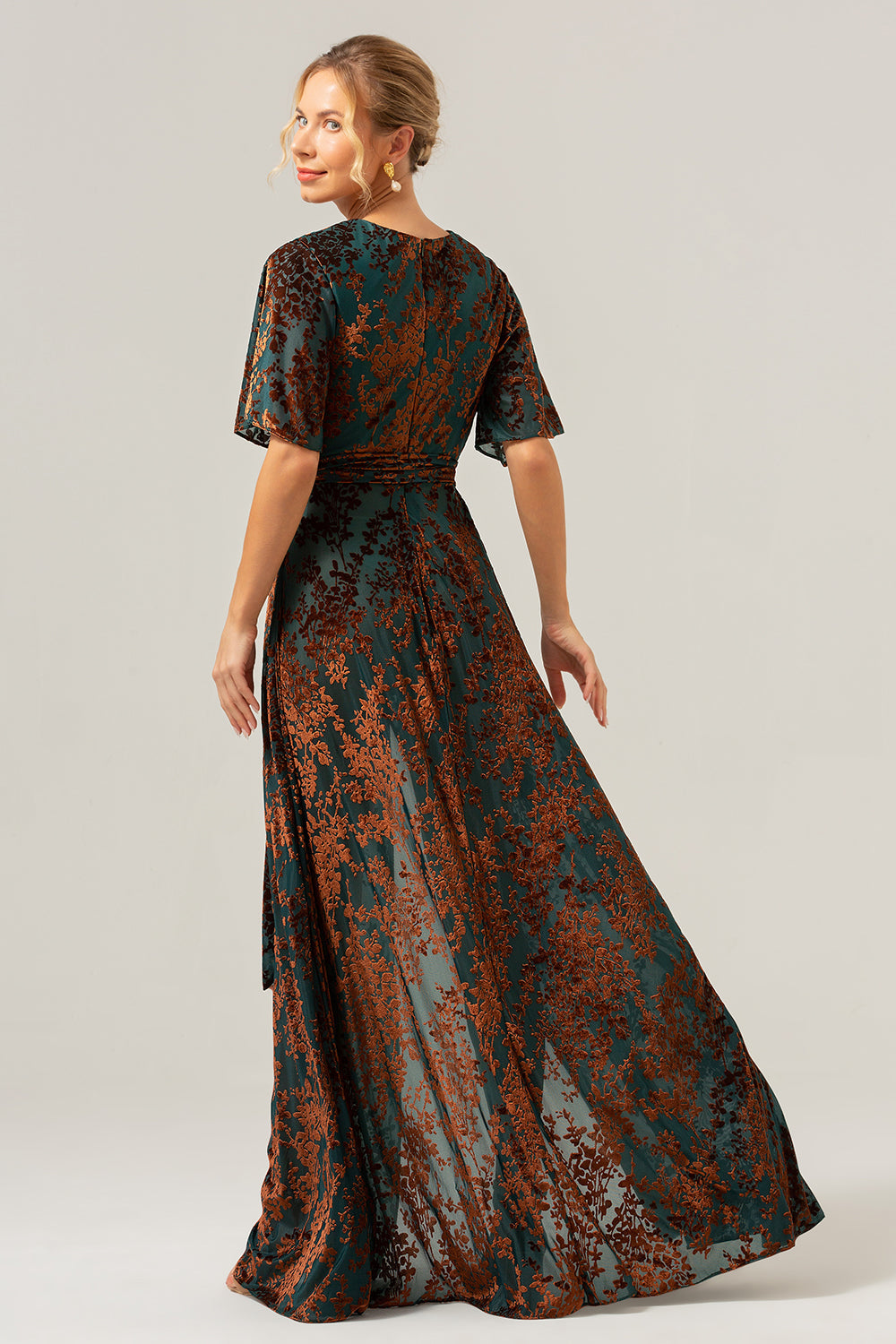 Vestido de fiesta largo de terciopelo quemado verde oscuro con mangas cortas