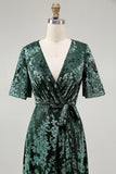 Vestido de fiesta largo de terciopelo quemado verde oscuro con mangas cortas