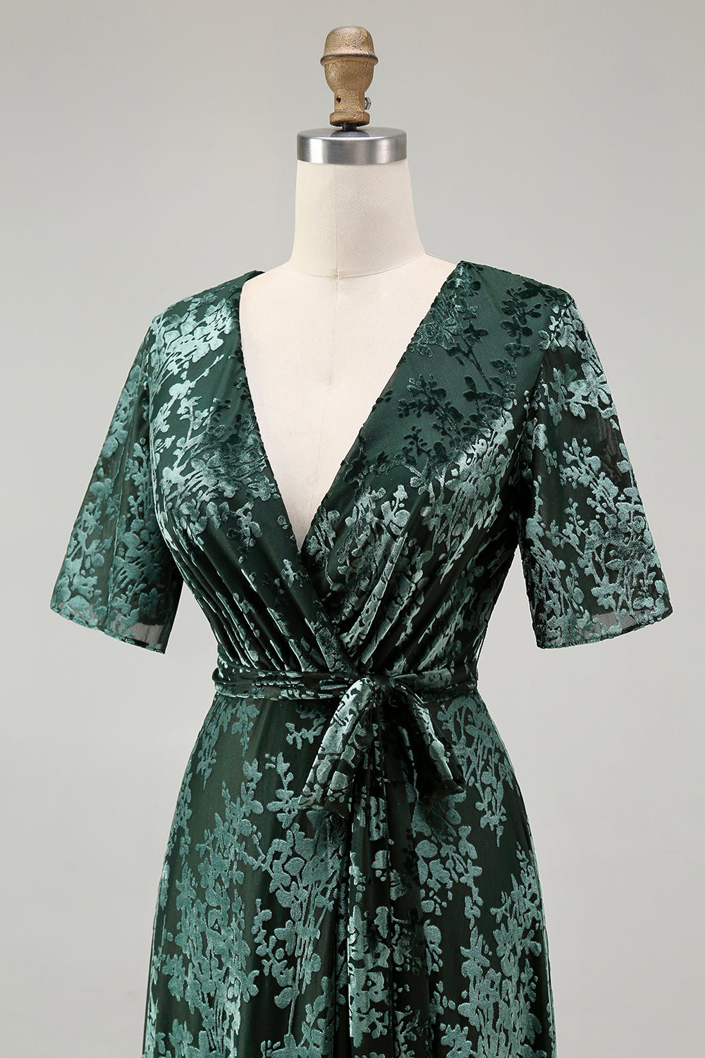 Vestido de fiesta largo de terciopelo quemado verde oscuro con mangas cortas