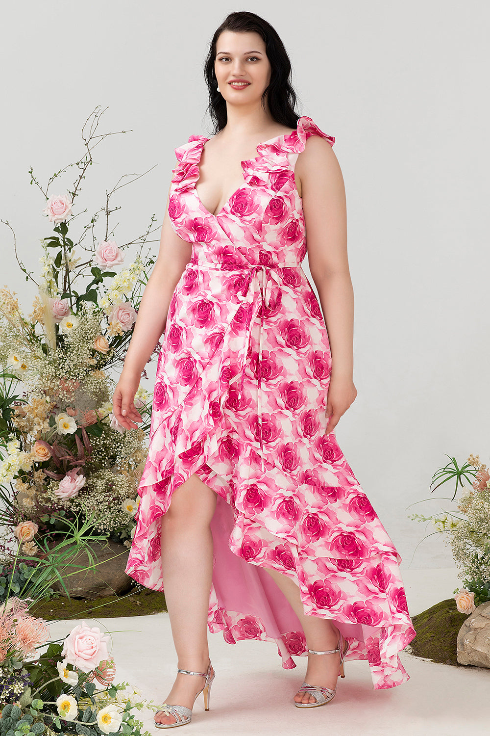 Plus Size High Low Pink Flower Printed Bridesmaid Dress con volantes
