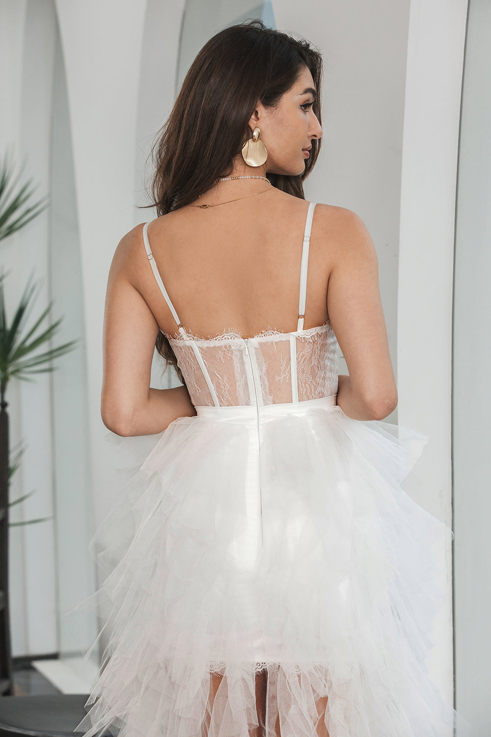 Vestido de fiesta de compromiso con corsé blanco alto bajo con volantes con encaje