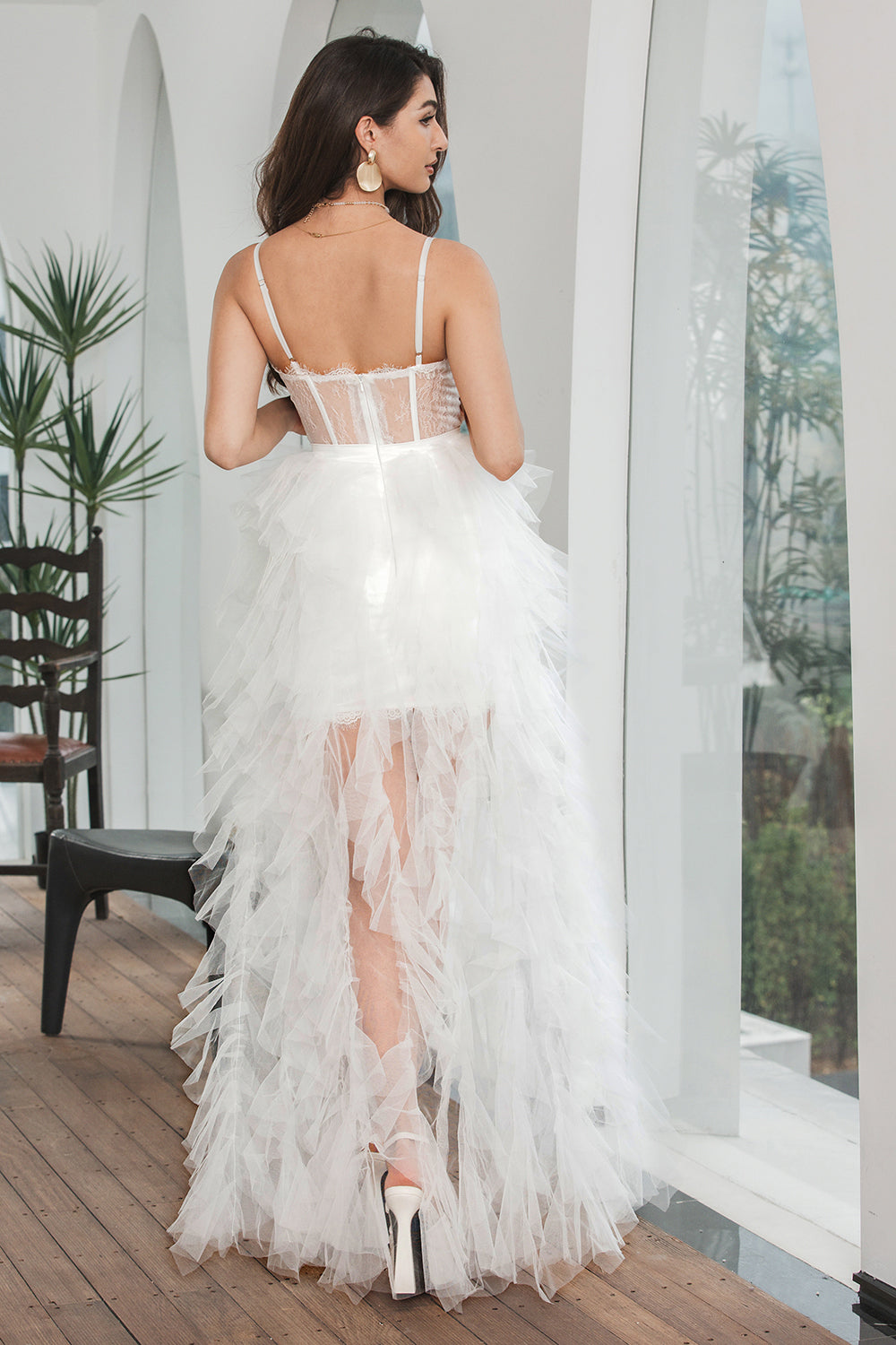 Vestido de fiesta de compromiso con corsé blanco alto bajo con volantes con encaje