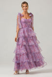 Un vestido de fiesta largo largo de té estampado de color púrpura