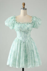 Vestido de cóctel corto con volantes florales y cuello cuadrado verde claro