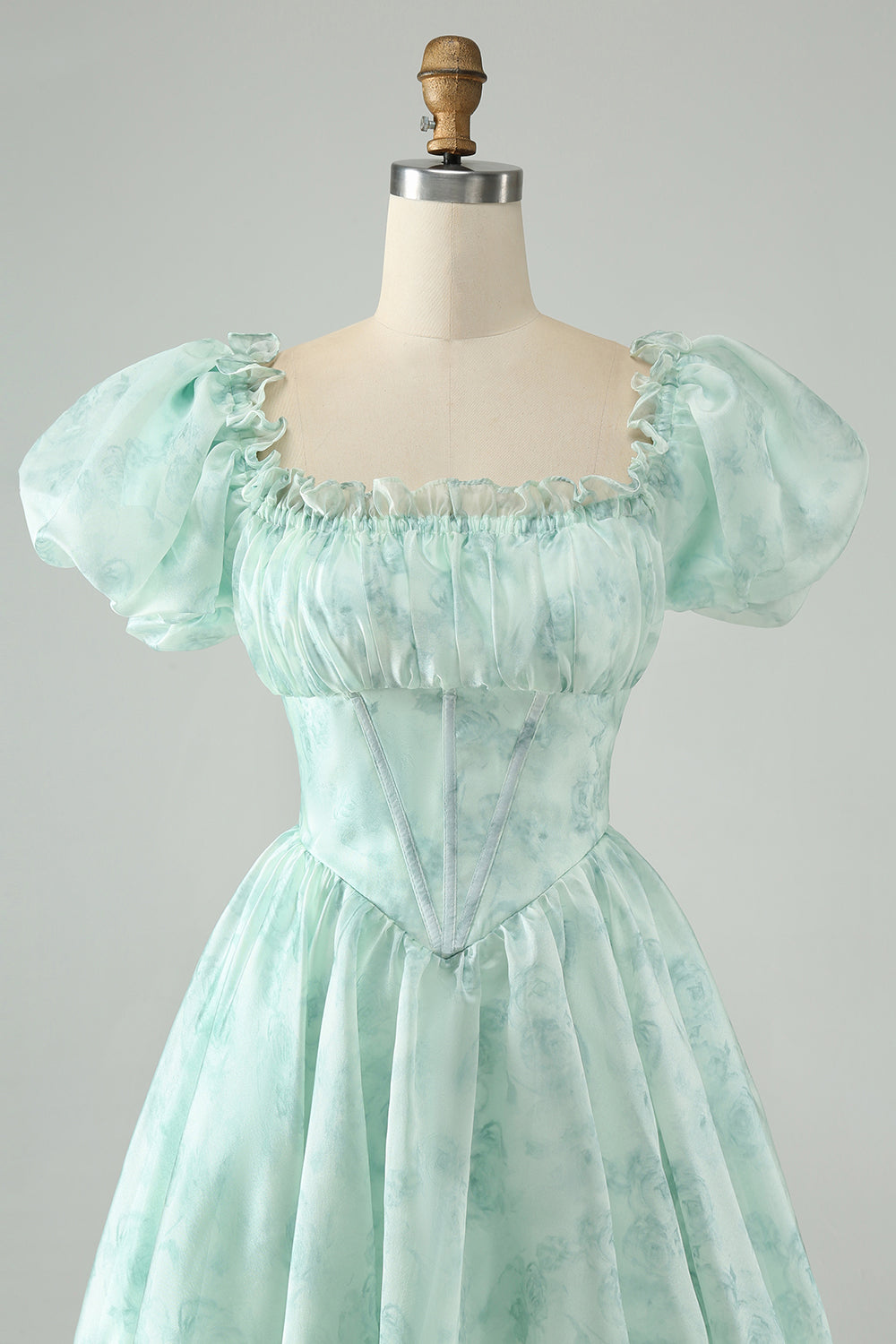 Vestido de cóctel corto con volantes florales y cuello cuadrado verde claro