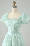 Vestido de cóctel corto con volantes florales y cuello cuadrado verde claro