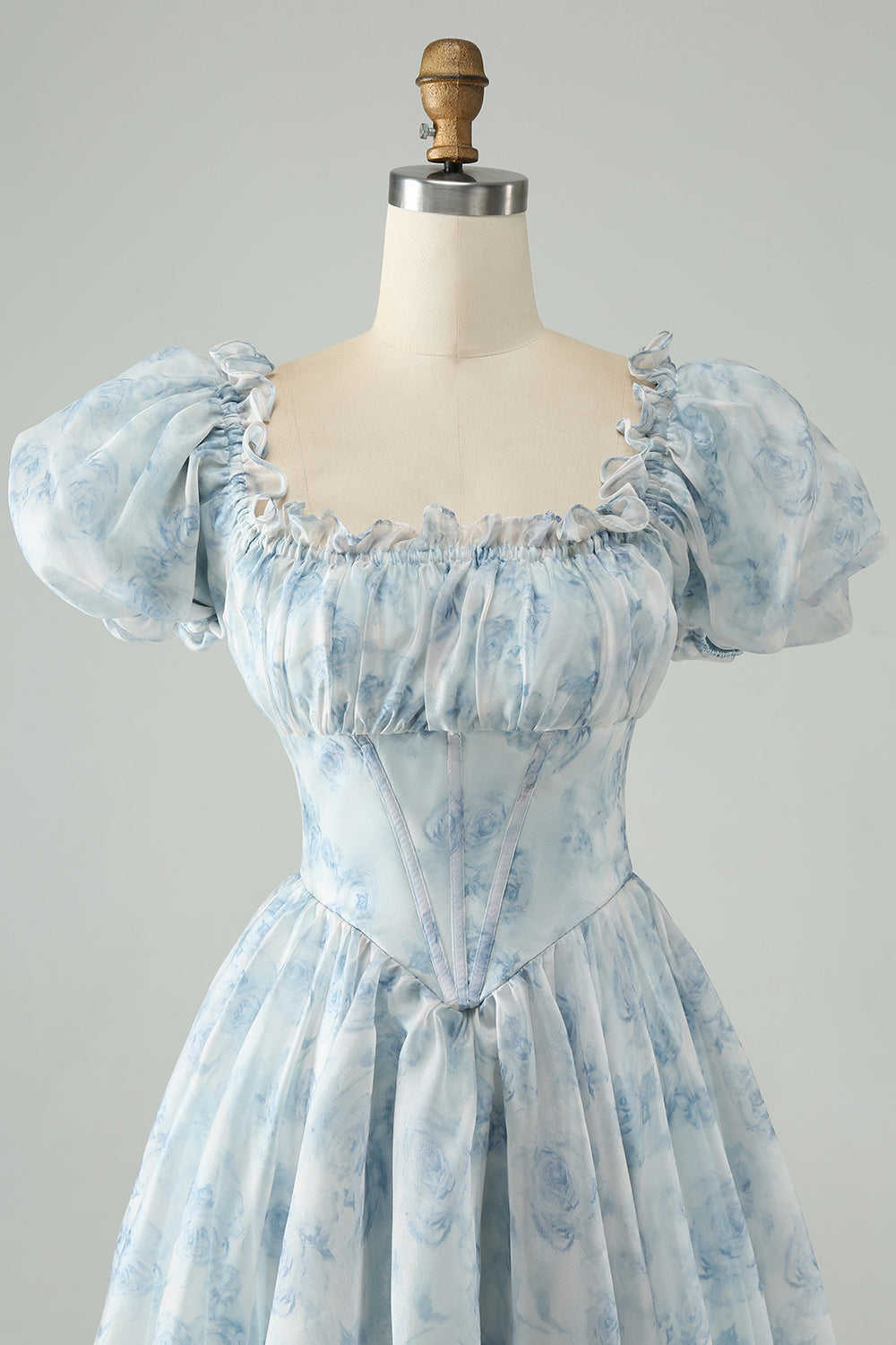 Vestido de cóctel corto con volantes florales y cuello cuadrado verde claro