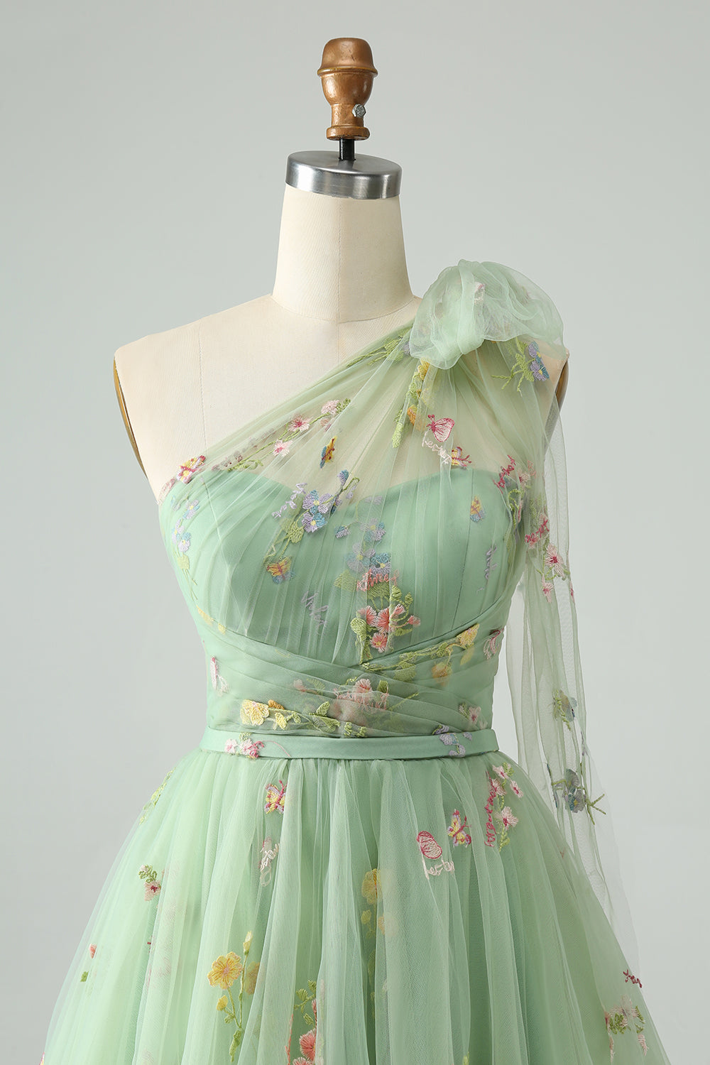 Vestido de cóctel de tul con un hombro y corte A en azul grisáceo y bordado floral