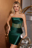 Vestido de fiesta corto sin tirantes con corsé ajustado verde oscuro