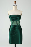 Vestido de fiesta corto sin tirantes con corsé ajustado verde oscuro