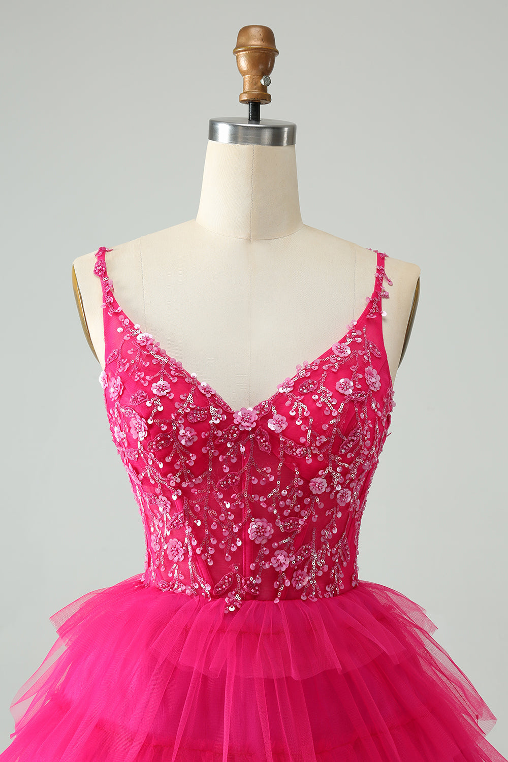 Vestido de cóctel corto con gradas de tul y tirantes finos rosa