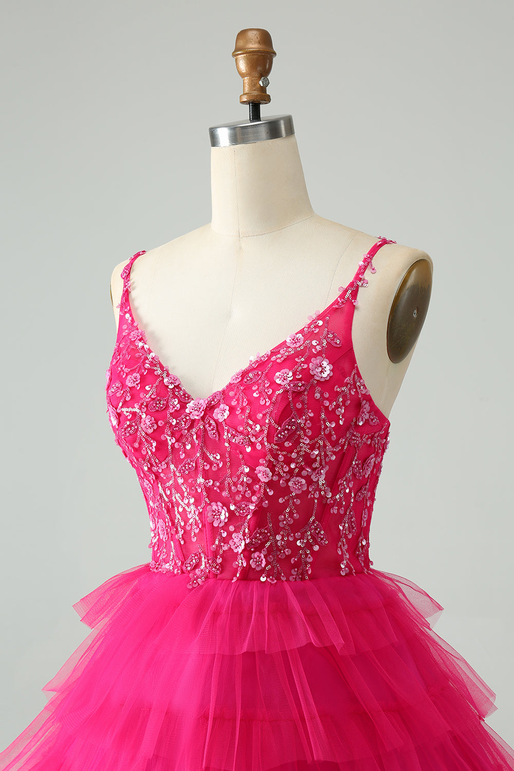 Vestido de cóctel corto con gradas de tul y tirantes finos rosa