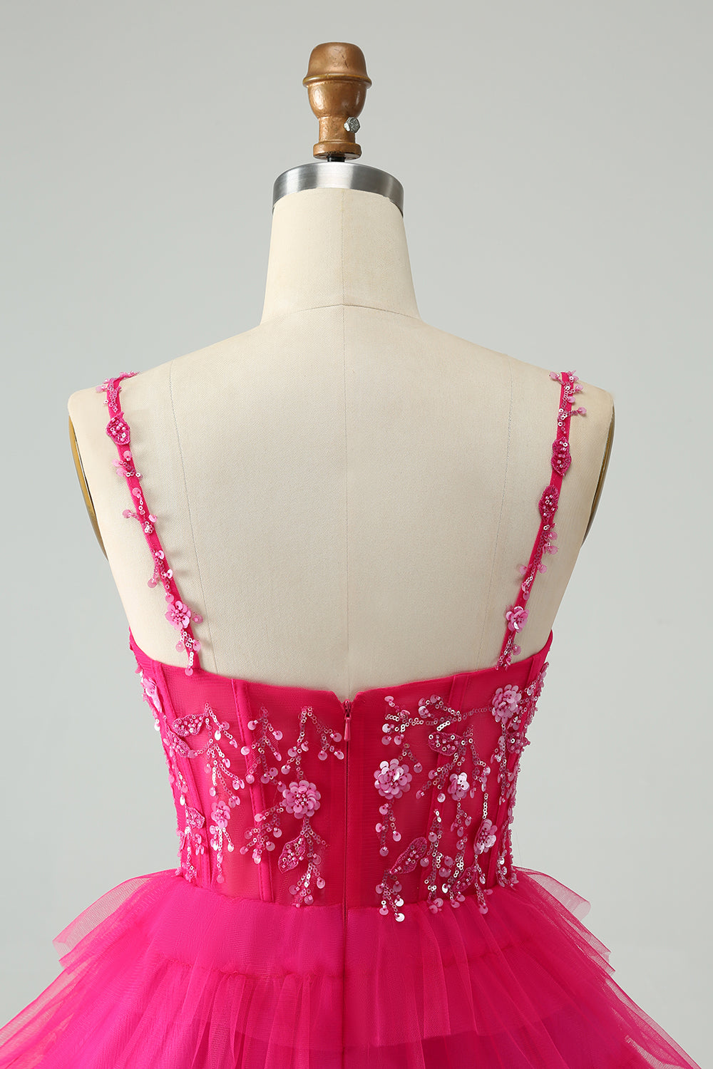 Vestido de cóctel corto con gradas de tul y tirantes finos rosa