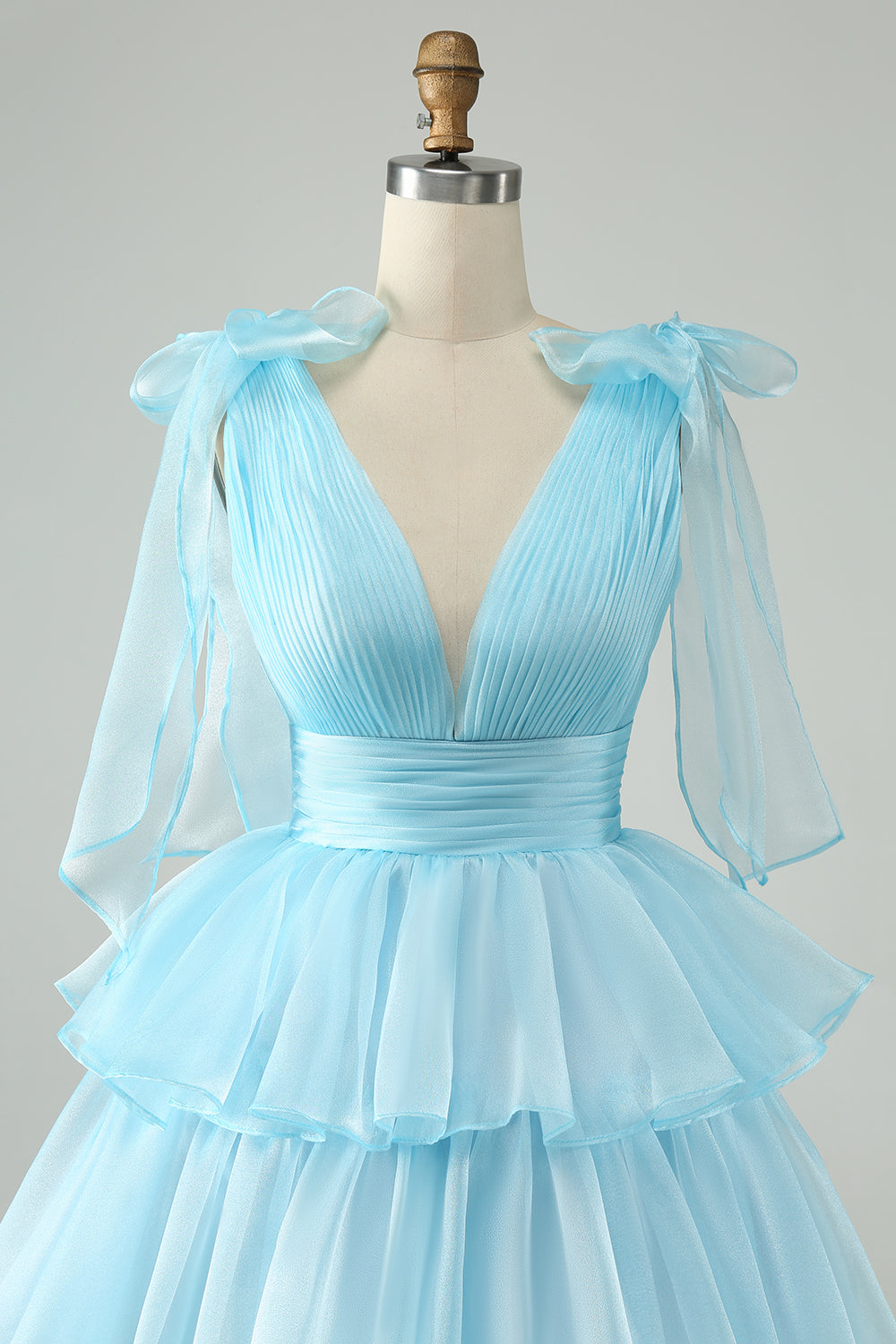 Vestido de cóctel corto con gradas plisado y cuello en V azul cielo
