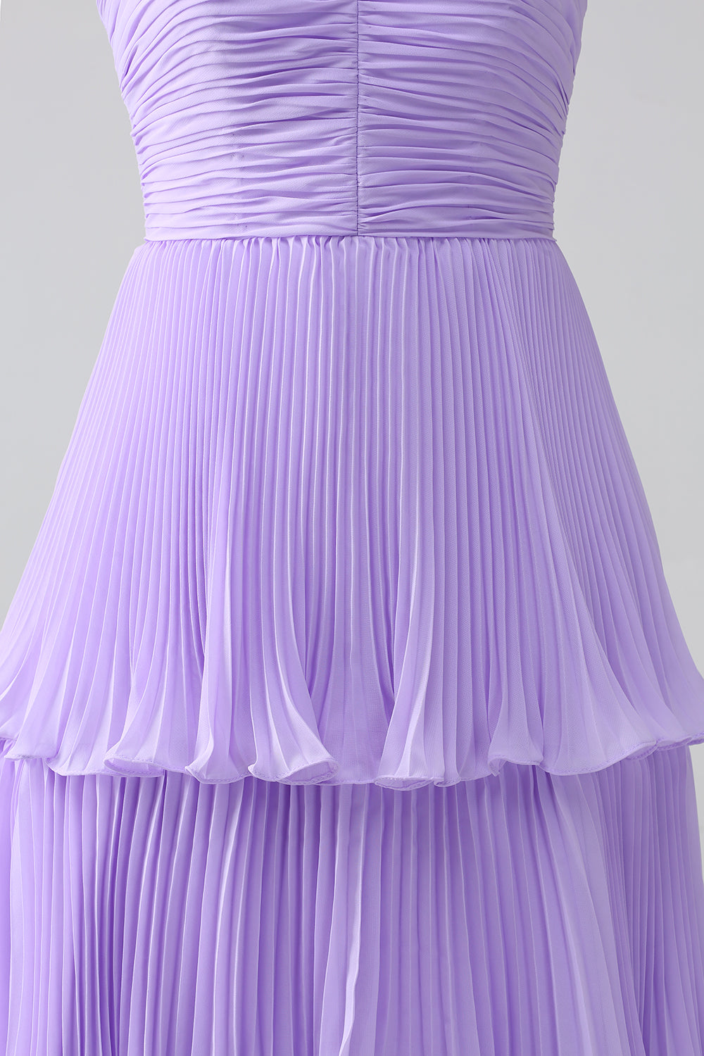 Vestido largo de dama de honor de gasa con niveles lila de novia de una línea con pliegues