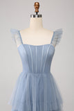 Vestido de dama de honor con corsé de tul escalonado azul empolvado de una línea con abertura