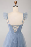 Vestido de dama de honor con corsé de tul escalonado azul empolvado de una línea con abertura